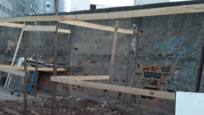 Ajuda humanitária para construção de um barraco 