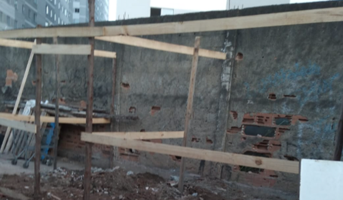 Ajuda humanitária para construção de um barraco 