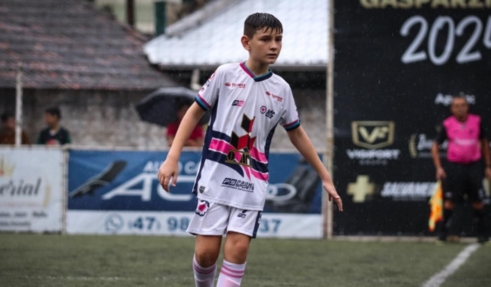 Futebol + campeonato na Espanha = oportunidade de um menino!