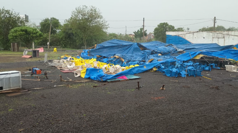 Ajudar na reconstrução do Circo Teatro Teleco