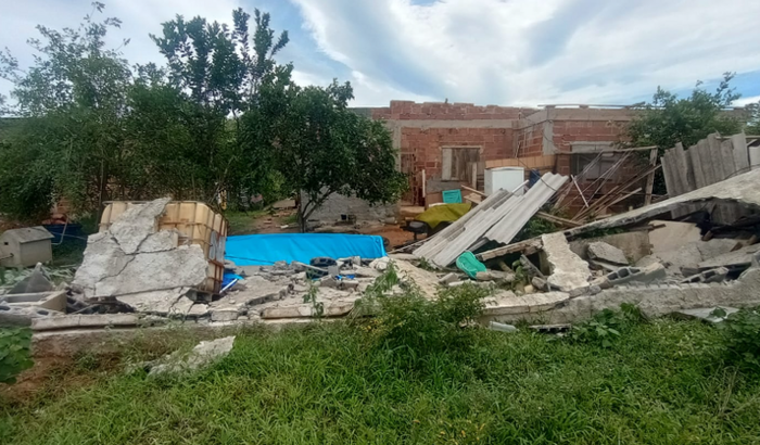 Ajude a minha mãe que ficou com a casa destruída  devido ao forte vento em Xerém/RJ