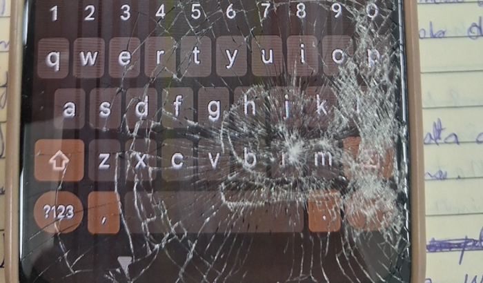 Ajude uma estudante a consertar o celular