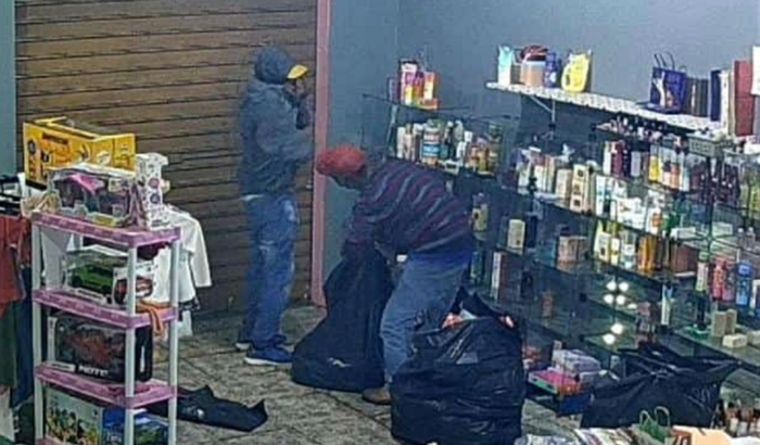 Ajude a Elaine que teve a loja de cosméticos roubada