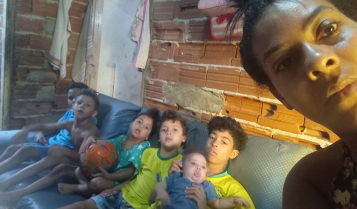 Ajuda para reformar a casa de uma mãe com 7 filhos