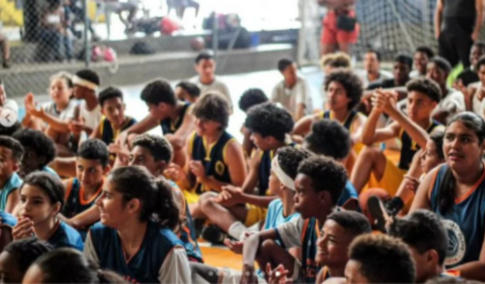 Uniformize uma criança. Compre uma peça e ajude nossos atletas!