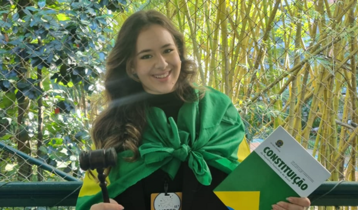 Ajude uma jovem diplomata a chegar em Harvard