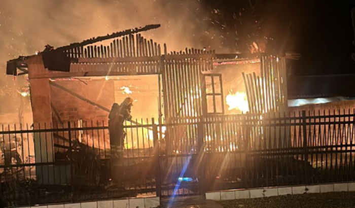 Ajuda para reconstruir Casa incendiada da minha Avó