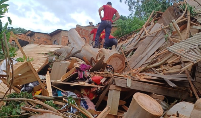 Me ajuda a reconstruir minha casa que perdi tudo com o temporal dessa madrugada do dia 01/12/2024