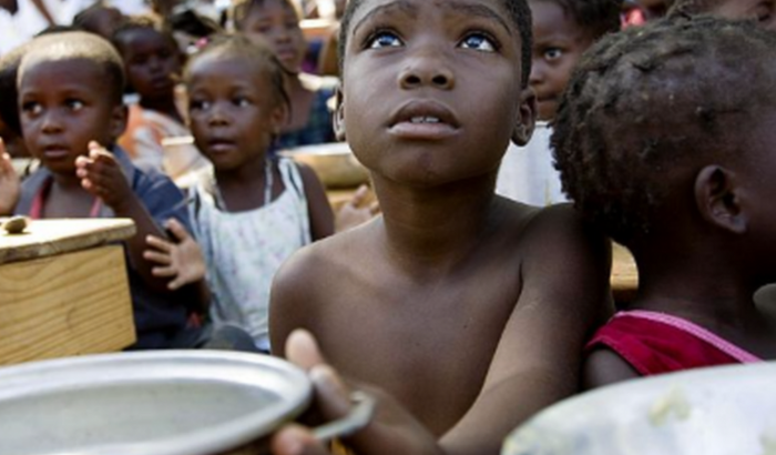 Arrecadar cestas básicas pra famílias assistidas carentes