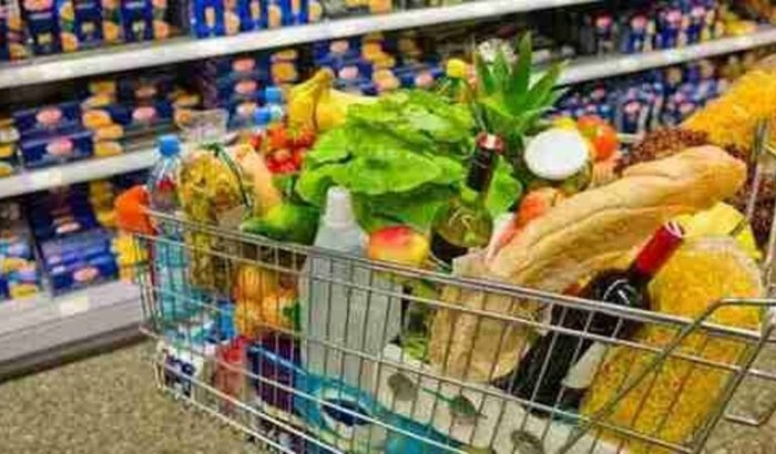 Natal solidário ajuda em uma compra de alimentos cesta básica