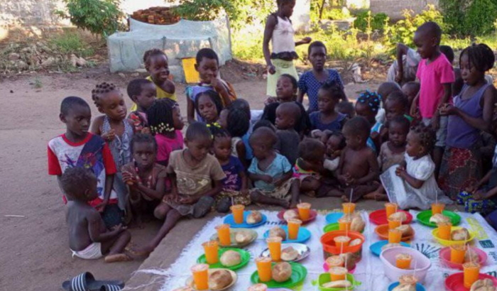Fazer um Natal feliz para as crianças da África em Moçambique 