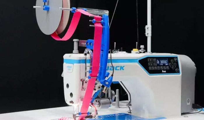 Máquina de costura com aparelho de frufru