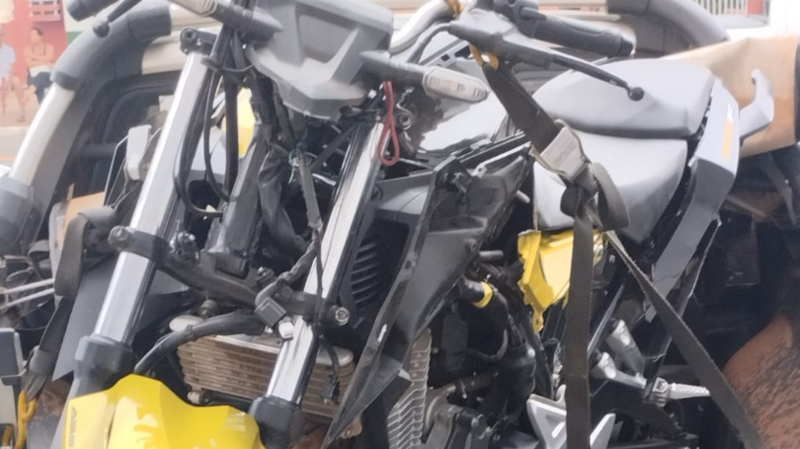 Conserto da moto de trabalho