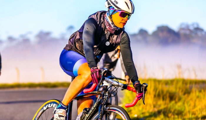 Dani e sua bike nos Alpes