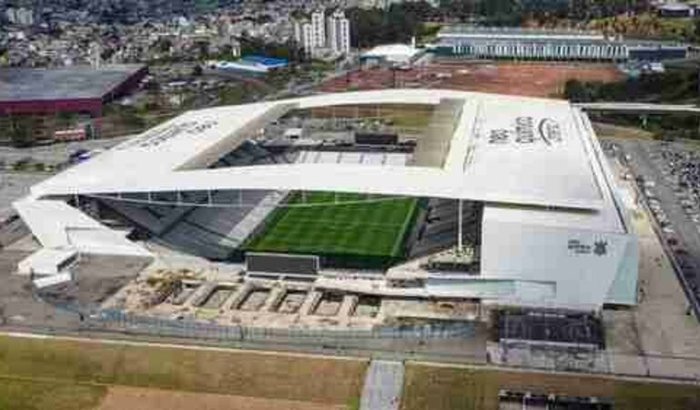 Torcedores fiel ajuda  aquita o estádio neo química arena 