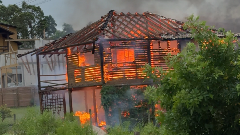 CASA DA FAMÍLIA PEGOU FOGO
