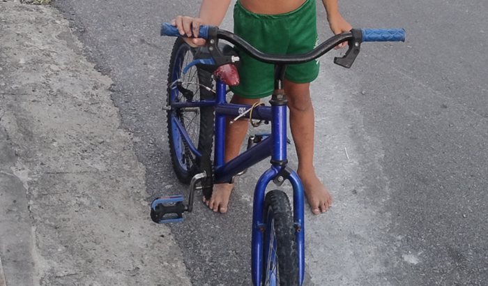 Uma bike pra um menino que a dele quebrou