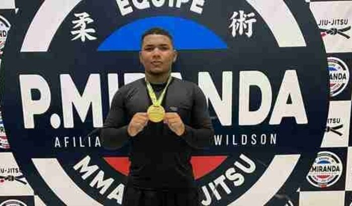 Ajuda atleta de jiu-jitsu 