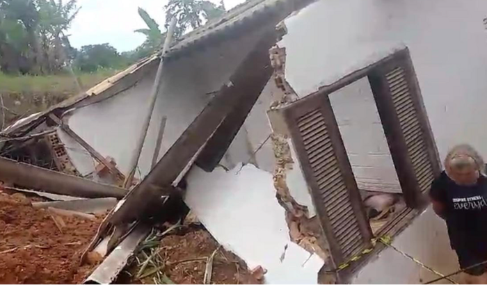 Casa destruída com desmoronamento