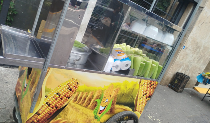 Ajudar um ambulante a recuperar o carrinho apreendido 