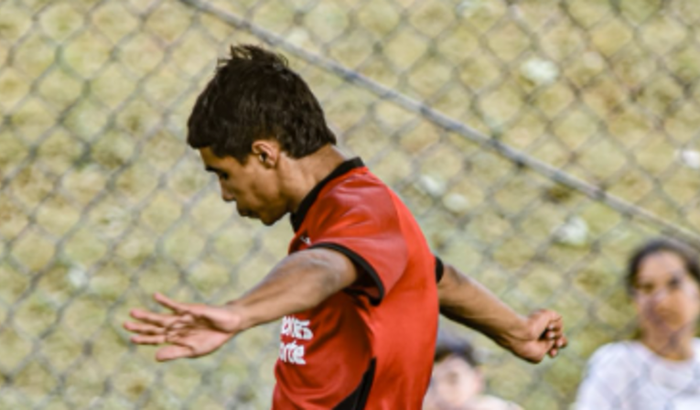 Ajude o Israel a ser um craque de bola