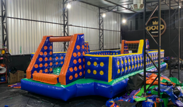 Compra um futebol de sabão e uma carretinha para o carro para trabalhar por favor