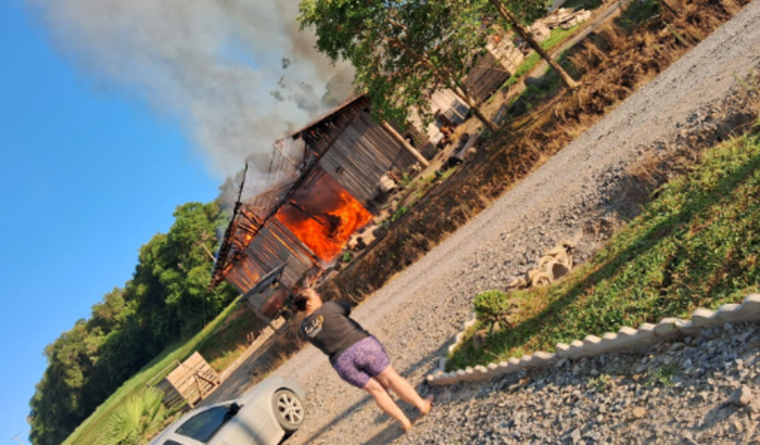 Ajudando meu pai ( prejuízo nós galpão consumido pelo fogo perca total )