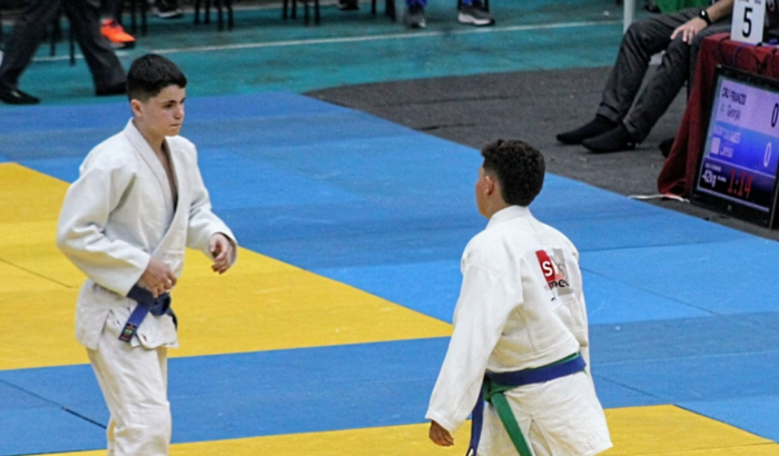 me ajudar a recadar dinheiro pra viajar a receber a premiação de atleta geral 