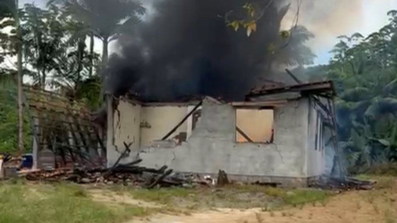 Casal com 3 crianças perderam tudo
