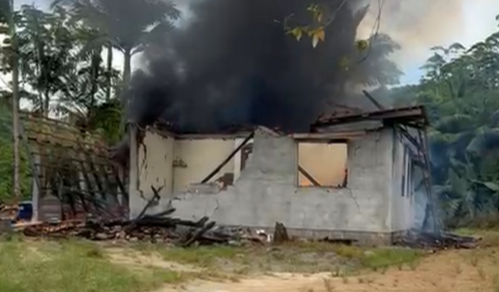 Casal com 3 crianças perderam tudo