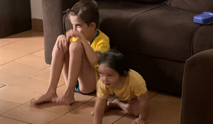 Ajude a fazer uma compra no mercado.