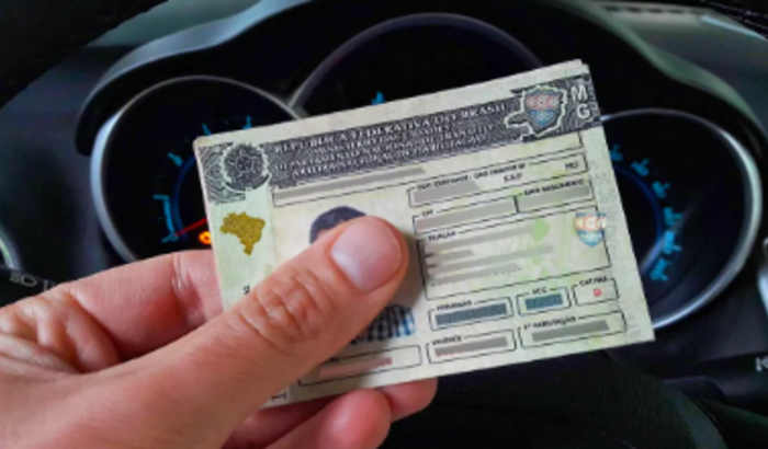 Ajude o Taylor a tirar a sua sonhada carteira de motorista