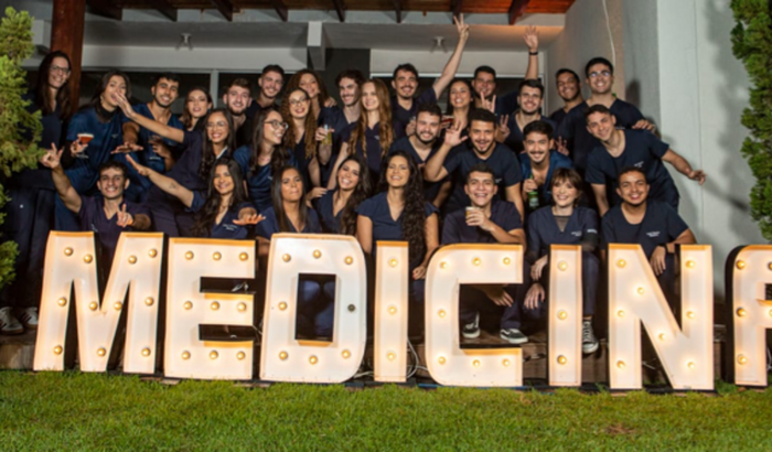 AJUDE A TURMA 64 DA FACULDADE DE MEDICINA A SE FORMAR