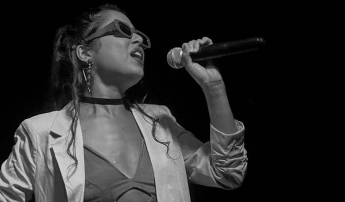 Ajude ELLA a realizar seu sonho de Cantora