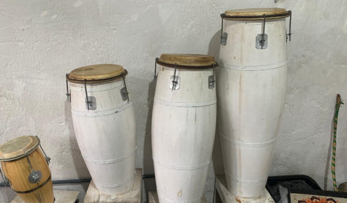 Restauração dos atabaques da casa “Luz Divina de Aruanda”