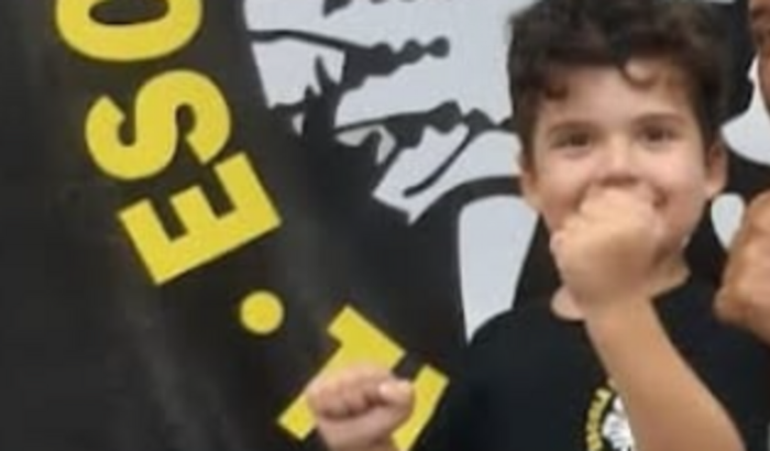 Karateca Adam Ajude Troca de Faixa e Kimono