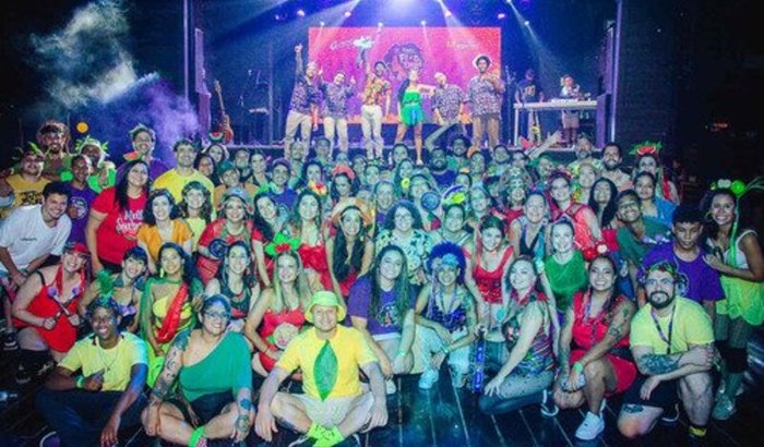 AJUDE A BOTAR O BLOCO FLOR DO DESEJO NA RUA