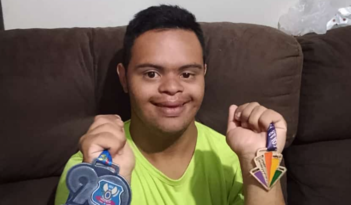Flavinho no troféu Edvaldo Franco