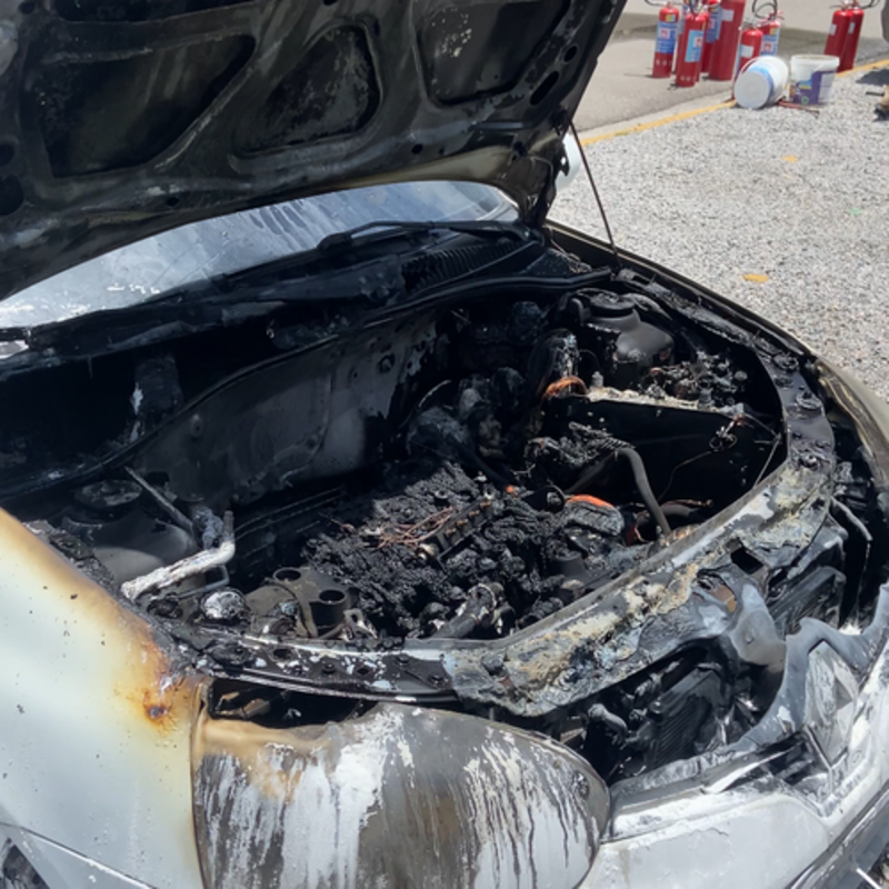 Ajude-nos a concertar nosso carro que pegou fogo.