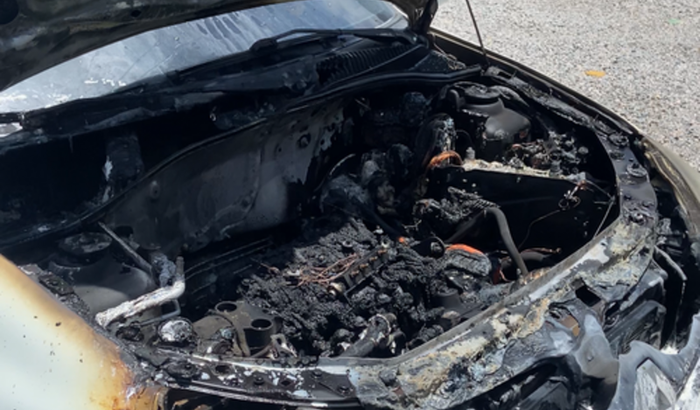 Ajude-nos a concertar nosso carro que pegou fogo.