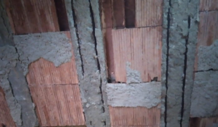 Ajuda pra reforçar a lage,pra não cair,então a lage deu uma infiltração,e tá afetando a estrutura com risco de cair.