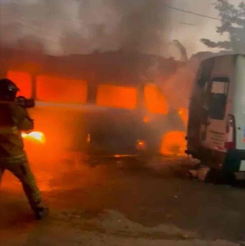 2 vans de trabalho pegaram fogo