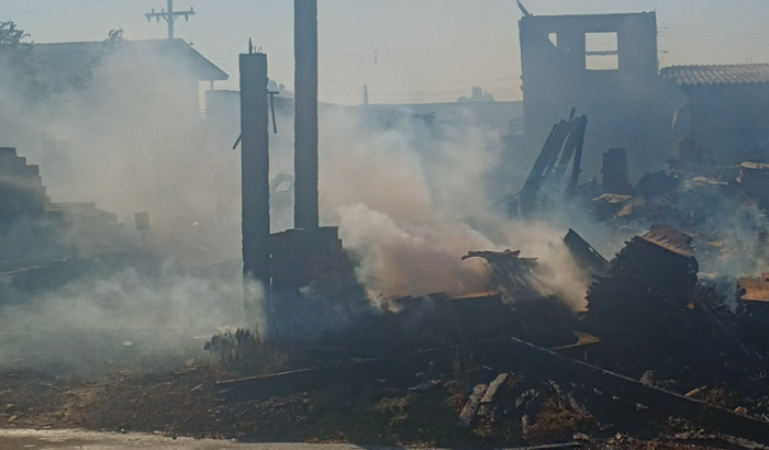 Dia 10 de fevereiro pegou fogo na madeireira Gonçalves em Tramandaí e atingiu nossa casa carro bicicletas e etc...