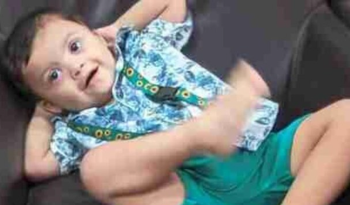 Ajudando o Heitor a dar os primeiros passinhos