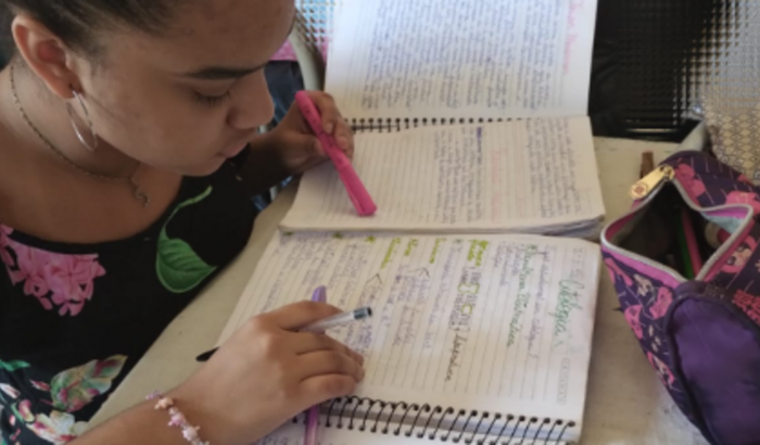 Ajude a Sarah a se formar no Ensino Médio comprando um computador