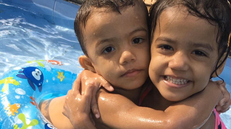 Ajude os gêmeos a ir na festa dos rosas