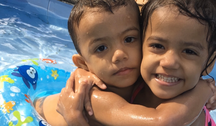 Ajude os gêmeos a ir na festa dos rosas