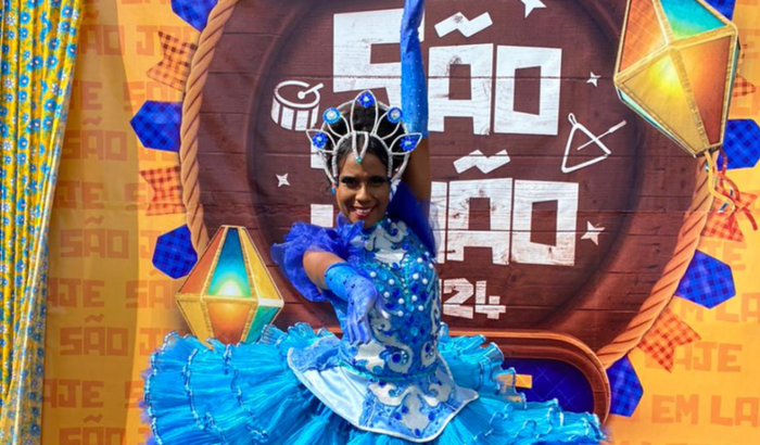 Ajuda para meu projeto junino ( Rainha )