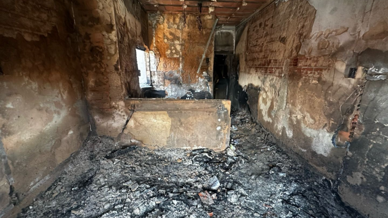 Ajuda para uma família que perdeu a casa em um incêndio 