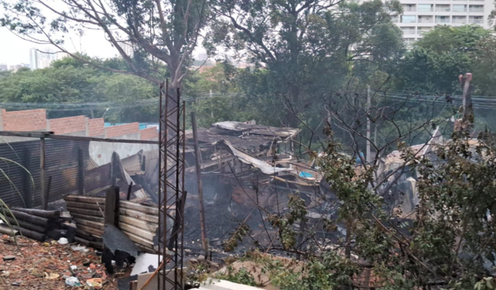 A casa de 1 idoso e 1 casal com filho pegou 🔥 no morro do amor, PERDERAM TUDO